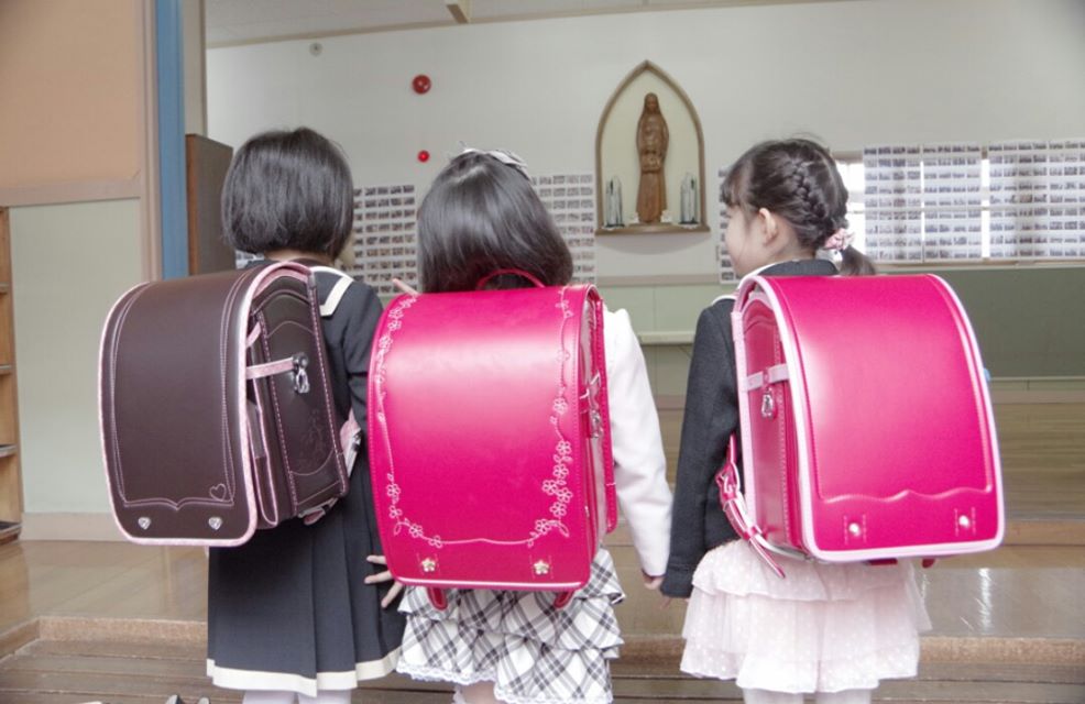 小学1年生のランドセルは色も豊富で軽くなりました