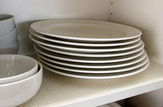 避けたり持ち上げたりしないと食器が取れなくなった食器棚の整理