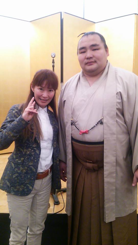 井筒部屋 激励会にて 横綱鶴竜さんと握手