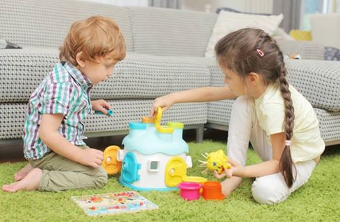 子育て真っ最中のご家庭にポップなプレイゾーンをリビングに作ってみましょう