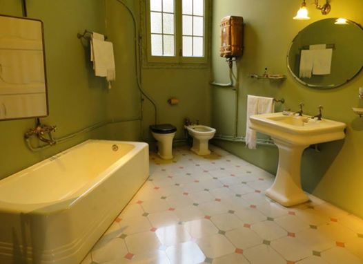 メイクをする場所はお部屋のどこですか? 洗面所は要注意!