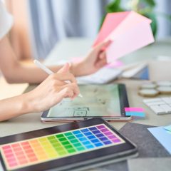 インテリア配色を考えるコーディネーター