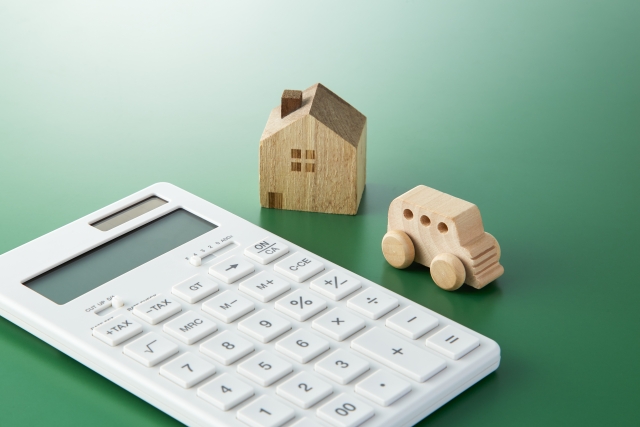 家の模型と電卓